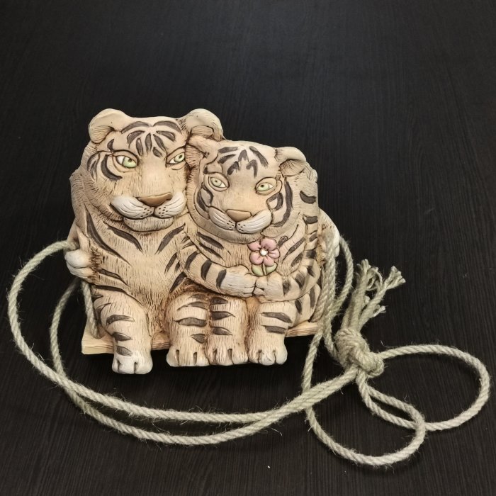 Керамическое кашпо подвесное "Тигр с тигрицей". Арт.118-155. V-1,3 л. H-21 см. I-20,5 см. B-14 см.